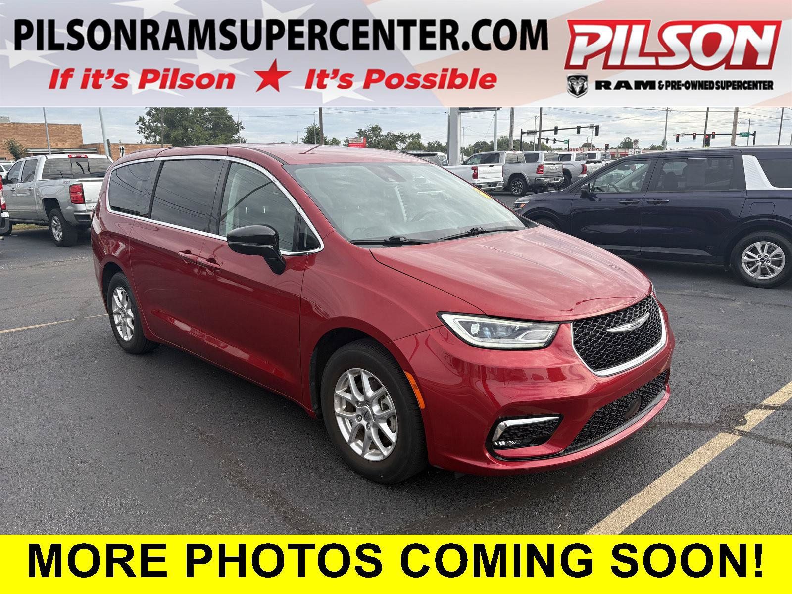 Used 2024 Chrysler Pacifica Touring-L FWD image 1