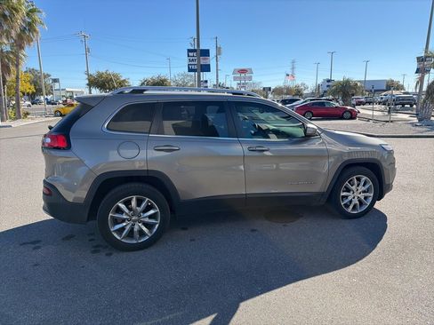 Used 2017 Jeep Cherokee Limited image 5