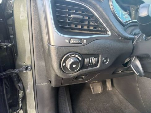 Used 2019 Jeep Cherokee Latitude Plus w/ Comfort/Convenience Group FWD image 11