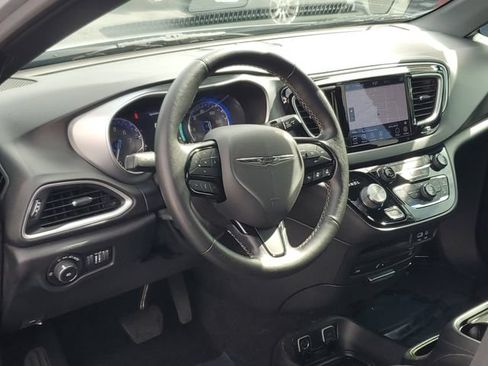 Used 2020 Chrysler Pacifica Touring-L Plus FWD image 8