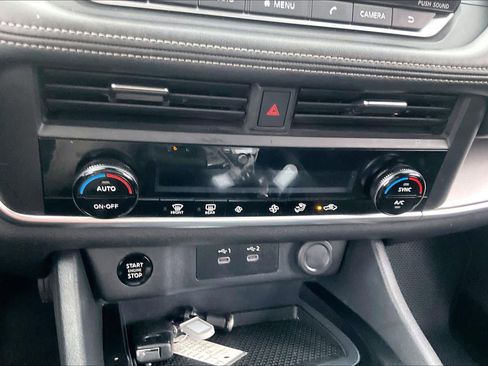 Used 2025 Nissan Rogue SV FWD image 32