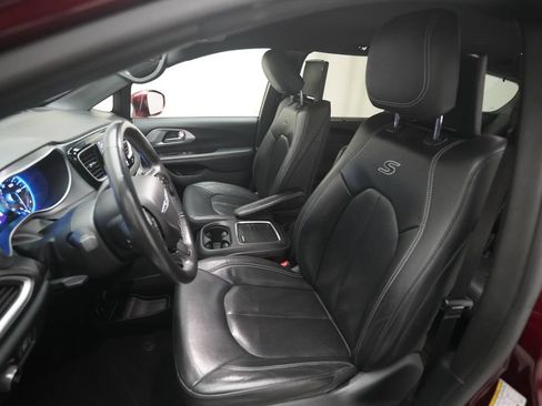 Used 2020 Chrysler Pacifica Touring-L Plus w/ S Appearance Package FWD image 7