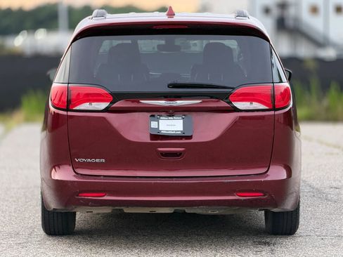 Used 2020 Chrysler Voyager Lxi FWD image 4