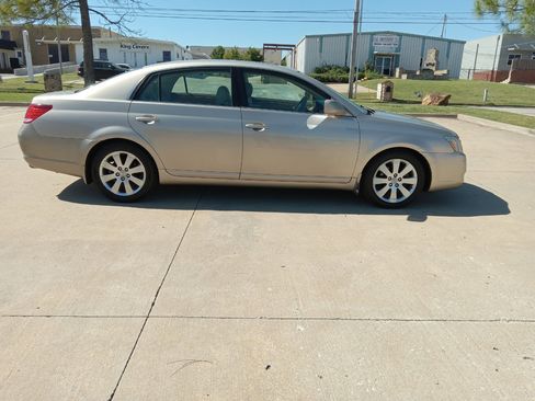 Used 2005 Toyota Avalon Limited image 2
