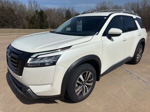 Used 2023 Nissan Pathfinder SL w/ Lighting Package (N92) FWD image 1