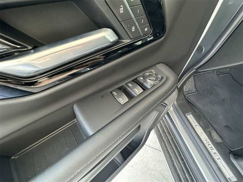 New 2025 Chevrolet Suburban Premier image 23