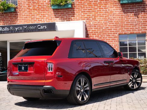 Used 2023 Rolls-Royce Cullinan AWD/4WD image 2