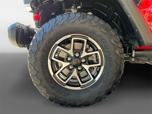 Used 2024 Jeep Wrangler Unlimited Rubicon w/ Technology Group image 10