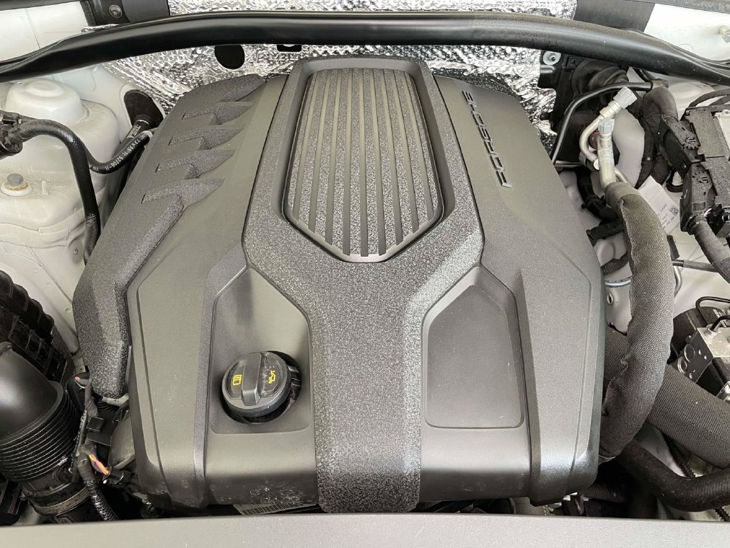 Certified 2025 Porsche Macan Turbo AWD/4WD image 24
