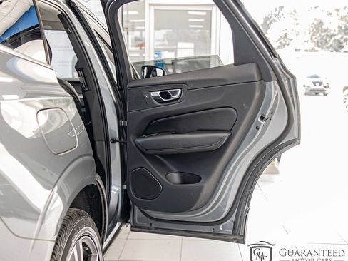 Used 2018 Volvo XC60 T5 Momentum w/ Convenience Package AWD/4WD image 38