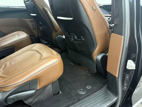 Used 2019 Chrysler Pacifica Limited w/ Tire & Wheel Group FWD image 34