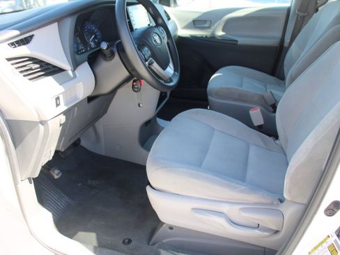 Used 2020 Toyota Sienna L FWD image 11