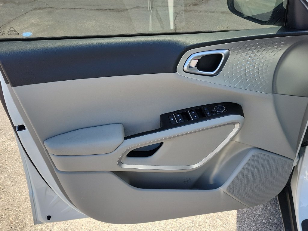 Used 2025 Kia Soul LX w/ LX Technology Package FWD image 16