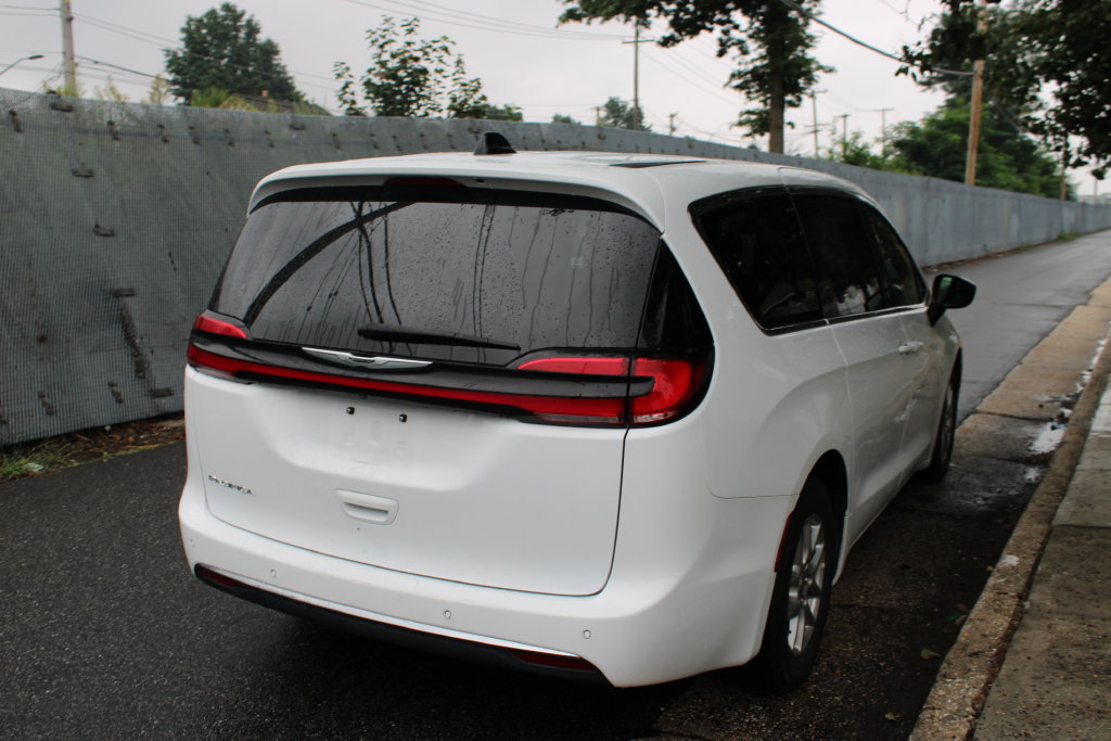Used 2025 Chrysler Pacifica Select FWD image 6