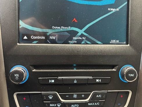 Used 2018 Ford Fusion SE w/ Fusion SE Technology Package image 25