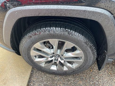 Used 2020 Toyota RAV4 XLE Premium image 20