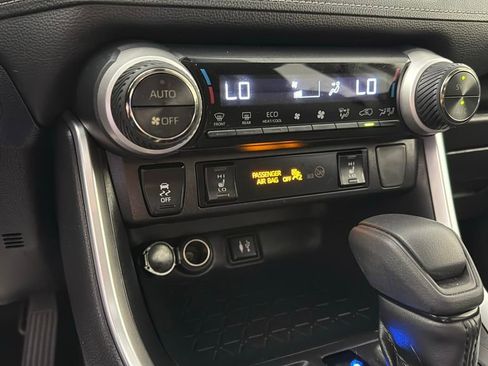Used 2019 Toyota RAV4 XLE w/ Convenience Package FWD image 21