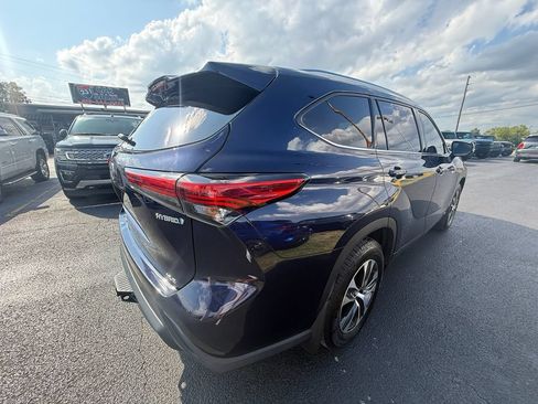 Used 2020 Toyota Highlander XLE AWD/4WD image 3