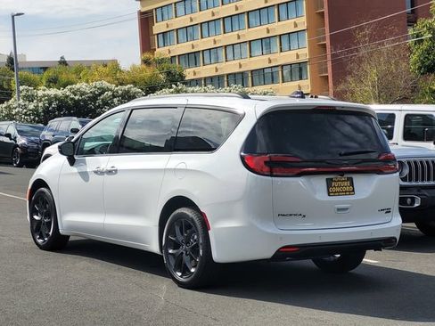 New 2026 Chrysler Pacifica Limited w/ S Appearance Package AWD/4WD image 5