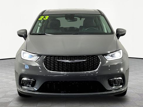 Used 2023 Chrysler Pacifica Touring-L FWD image 2