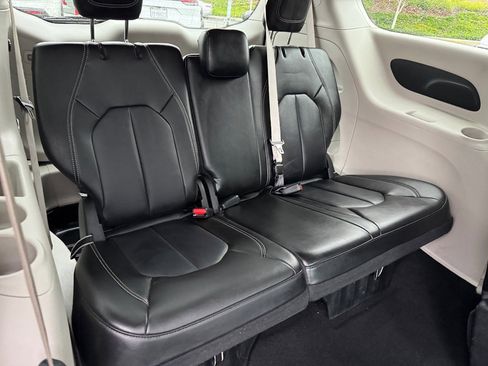 Used 2024 Chrysler Pacifica Touring-L image 19
