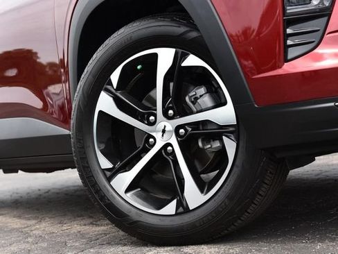 Used 2025 Chevrolet Trax RS w/ Driver Confidence Package FWD image 3