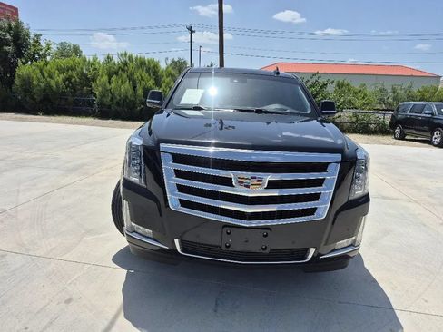 Used 2018 Cadillac Escalade Luxury RWD image 3