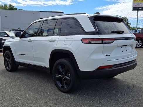 Used 2023 Jeep Grand Cherokee Altitude AWD/4WD image 3