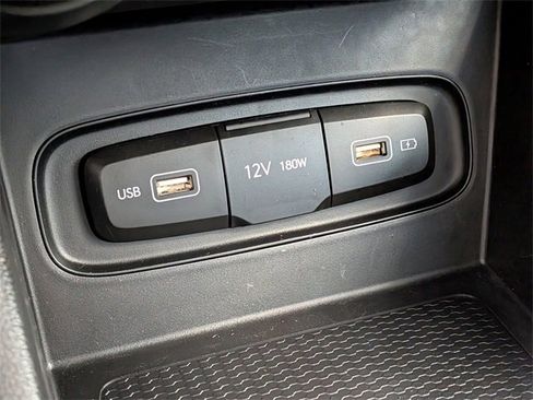 Used 2022 Hyundai Venue Limited image 23