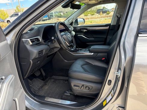Used 2025 Toyota Highlander Platinum AWD/4WD image 17