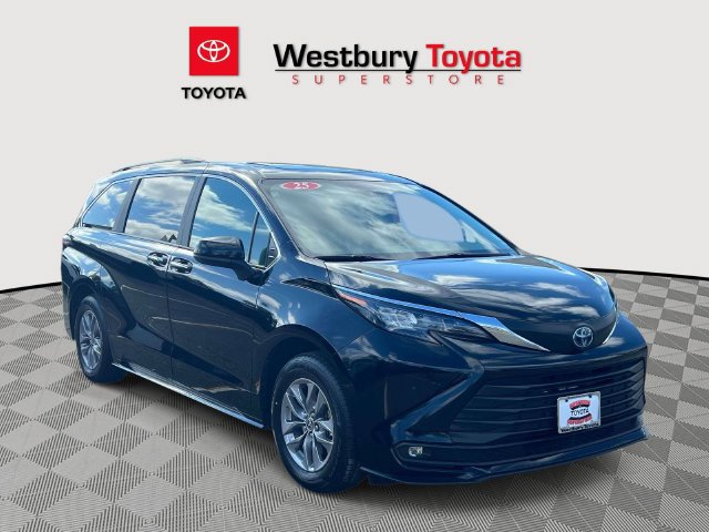 Used 2025 Toyota Sienna XLE FWD image 1