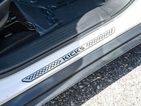Used 2018 Nissan Kicks SR image 16