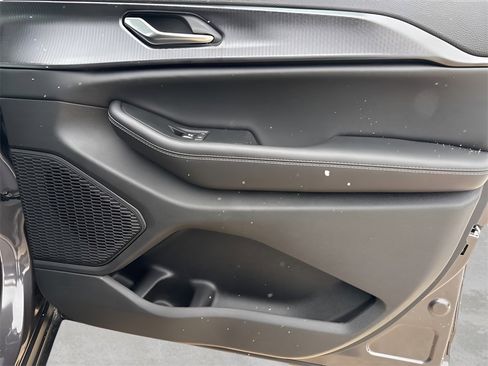 New 2025 Jeep Grand Cherokee L Altitude image 9