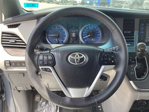 Used 2017 Toyota Sienna XLE Premium AWD/4WD image 18