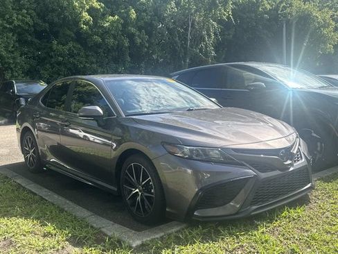 Used 2021 Toyota Camry SE w/ Convenience Package FWD image 1