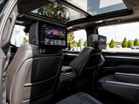 Used 2025 Cadillac Escalade ESV V image 28