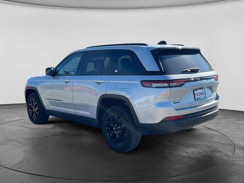 Used 2024 Jeep Grand Cherokee Altitude AWD/4WD image 8