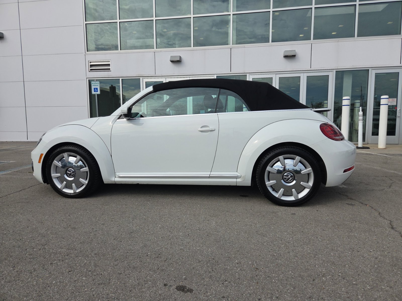 Used 2019 Volkswagen Beetle 2.0T SE FWD image 10