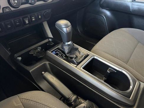 Used 2019 Toyota Tacoma TRD Off-Road w/ Technology Package AWD/4WD image 17