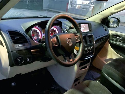 Used 2018 Dodge Grand Caravan SE w/ UConnect Hands-Free Group image 16
