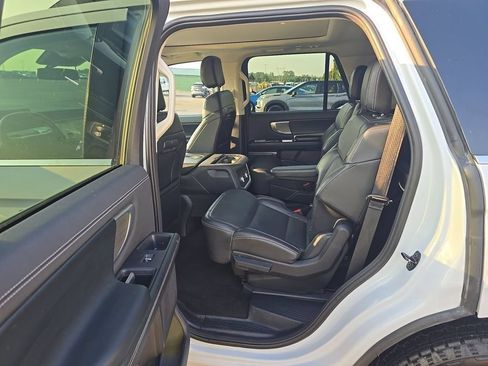 Used 2025 Ford Expedition Platinum AWD/4WD image 7