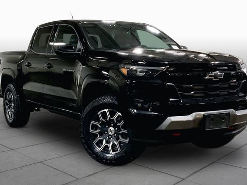 Used 2023 Chevrolet Colorado Z71 w/ Z71 Convenience Package 2 AWD/4WD image 3