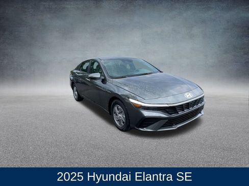 Used 2025 Hyundai Elantra SE image 3