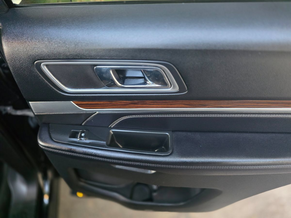 Used 2017 Ford Explorer Limited FWD image 33