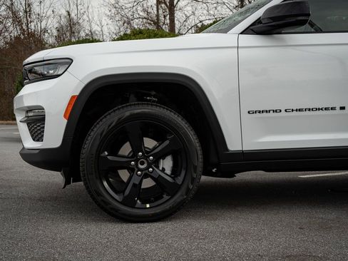 New 2025 Jeep Grand Cherokee Limited w/ Black Appearance Package image 4