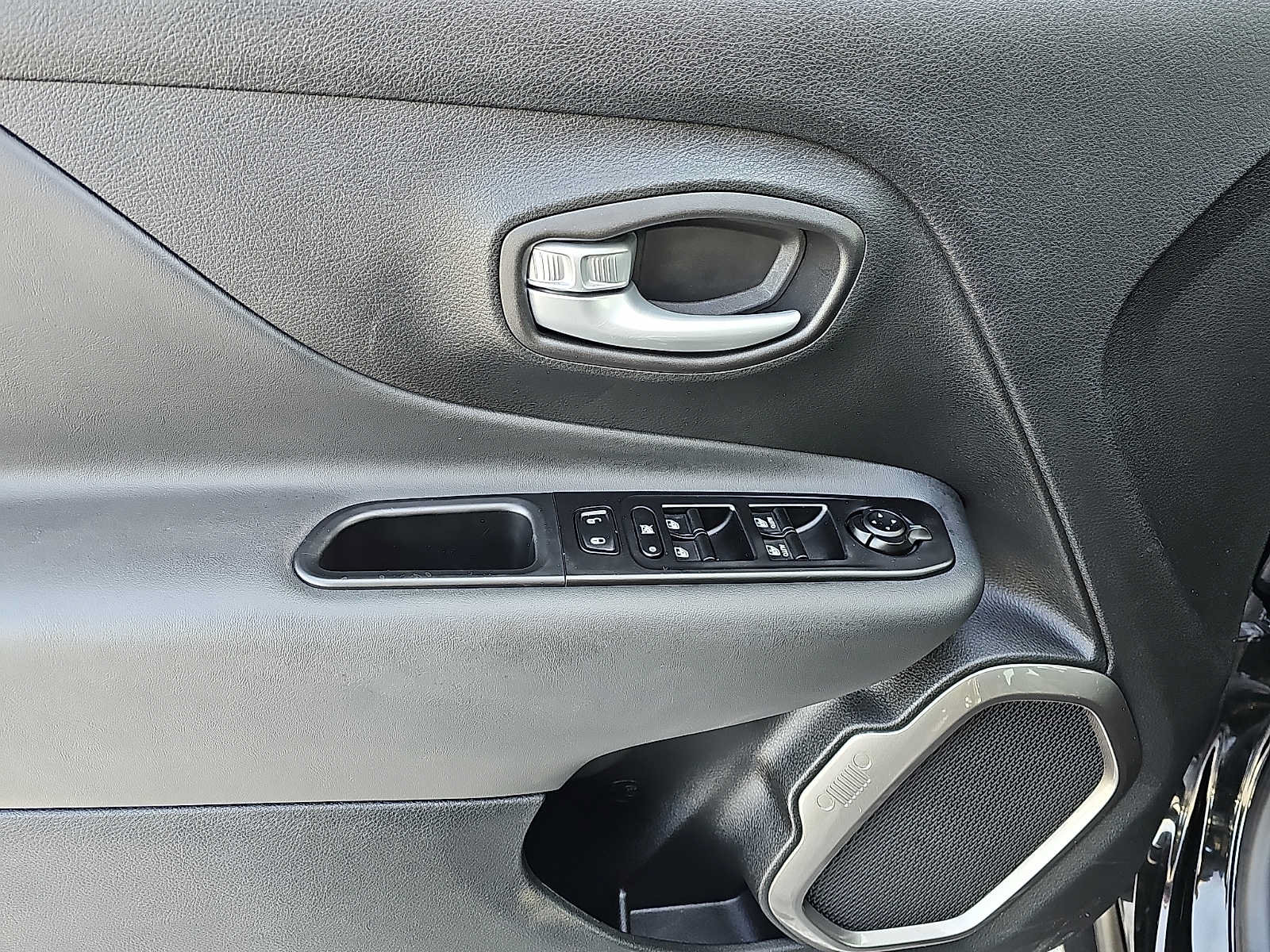 Certified 2023 Jeep Renegade Latitude w/ Sun/Sound Group AWD/4WD image 12