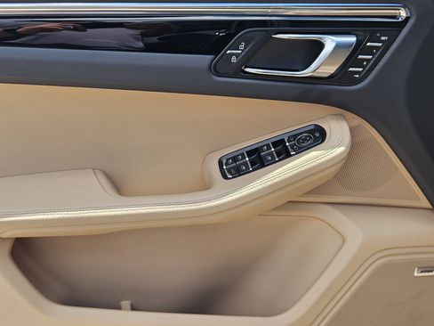 Certified 2026 Porsche Macan AWD/4WD image 22