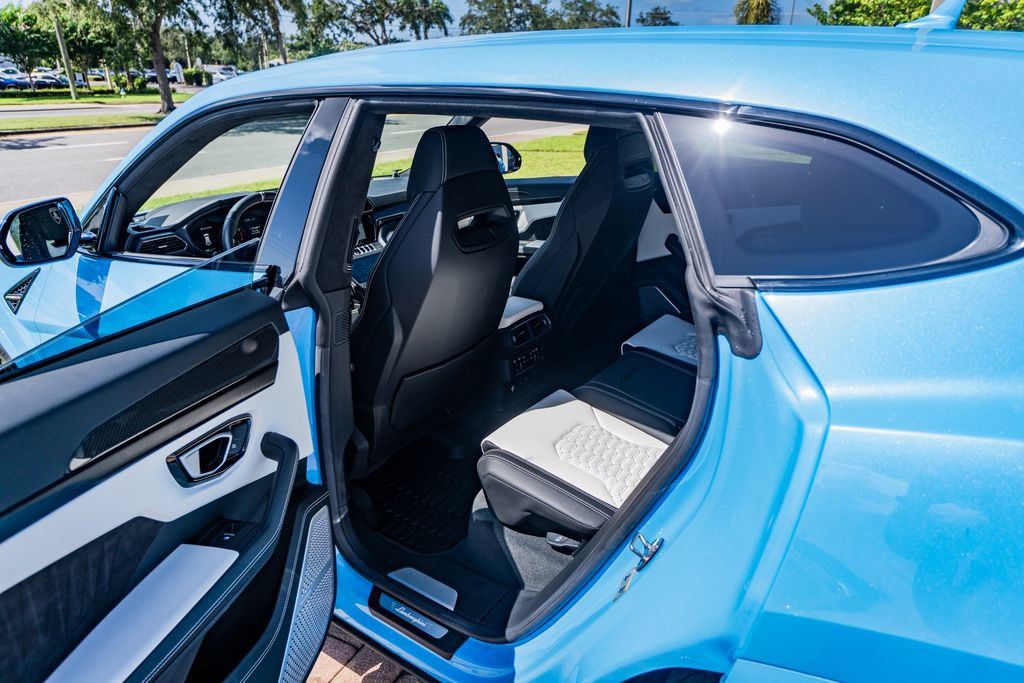 Used 2022 Lamborghini Urus AWD/4WD image 37