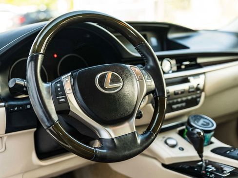 Used 2014 Lexus ES 350 w/ Premium Package FWD image 17