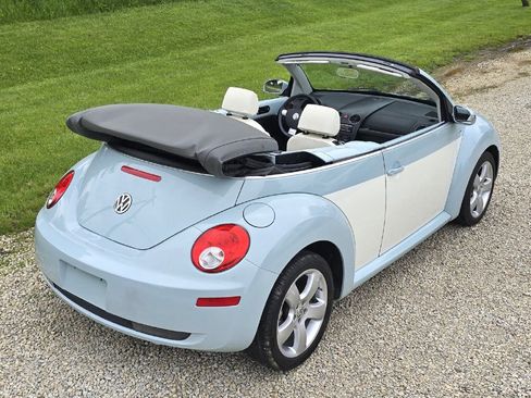 Used 2010 Volkswagen Beetle Final Edition FWD image 11